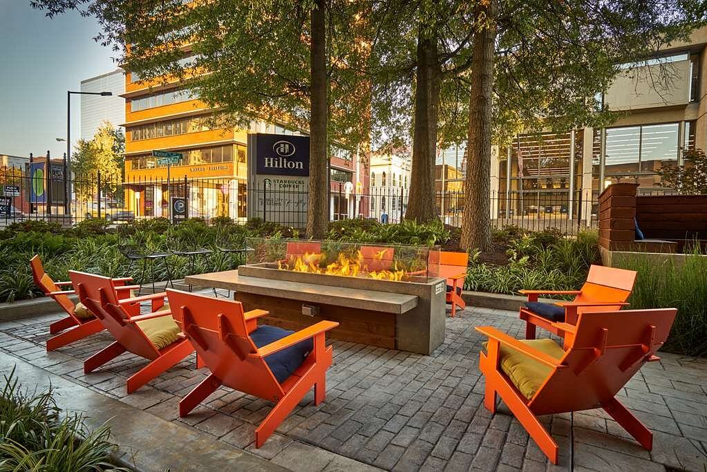 Picture of the outdoor patio and fire pit at the Hilton